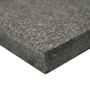 Pierre de pavage extérieure en granit gris brume avec motif Versailles - Finition flammée - Product Image 3