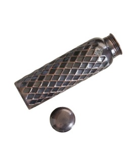 Suministro directo de fábrica de botella de cobre perforada y en relieve para hormigas 1 LTR sin BPA a prueba de fugas Apto para lavavajillas diseño clásico Unisex - Product Image 1