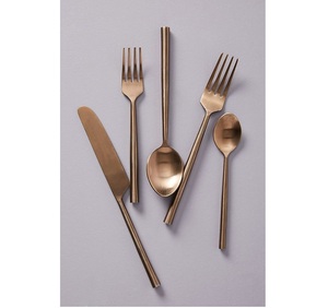 Ensemble de couverts en acier inoxydable finition or élégant et stylé, parfait pour la décoration de table festive et les célébrations - Product Image 1