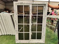 Ventanas de Impacto de PVC y UPVC Personalizadas, Ventanas de Alta Seguridad con Doble Acristalamiento y Vidrio Tintado, Resistentes a Huracanes, con Diseño de Rejilla