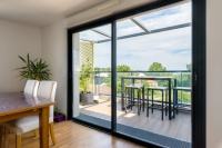 Porte coulissante de jardin HOLCOM au design moderne, blanche, double vitrage, isolation thermique et phonique, volet en alliage d'aluminium, garantie 5 ans
