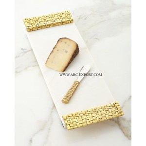 Mesa decorativa Bandeja para servir comida rápida de mármol de forma rectangular de la mejor calidad con asas y cuchillos de latón - Product Image 1