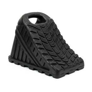 Cale de roue de camion en caoutchouc robuste de 4,5 kg 240x165x195mm - Antidérapante pour la sécurité du stationnement des véhicules industriels - Product Image 1