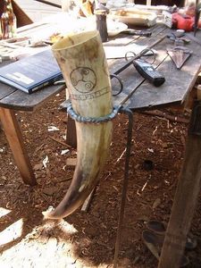 ÚNICO BEBER VIKING Cuerno de bebida vikingo festivo hecho a mano para hidromiel y cerveza Perfecto para fiestas navideñas y alegrías navideñas - Product Image 5