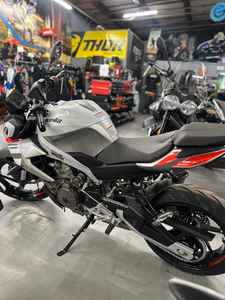 2026 Aprilia Tuono 457 Sportbike-Soporte ODM personalizado 5 años de garantía Opciones de financiación de origen de EE. UU. disponibles - Product Image 3