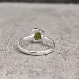 Anillo de Plata de Ley 925 Martillado con Peridoto Natural en Bruto, Gema de Nacimiento de Agosto, Joyería de Piedra Rústica para Mujer - Product Image 5