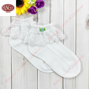 Adorables chaussettes pour bébé tricotées à la main avec broderie florale - Product Image 1