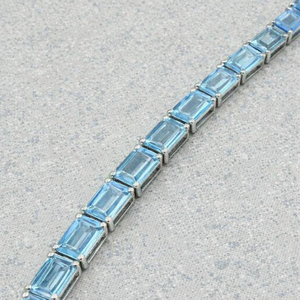 Pulsera de tenis clásica de plata de ley 925 con topacio azul natural y baño de rodio, ideal para regalo, bodas y fiestas. - Product Image 1