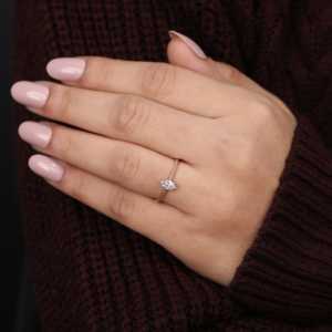 Anillo de Compromiso Solitario con Diamante de Laboratorio Marquise y Elegante Banda de Cuerda, Anillos de Diamantes Premium - Product Image 1