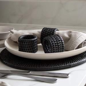 Anneau de serviette de conception de tissage en métal noir accessoire de décoration de table élégant pour la maison salle à manger mariage et fête pièce élégante et durable - Product Image 1