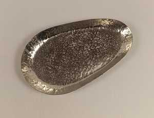 Bandeja redonda metálica con diseño martillado para servir alimentos, con acabado en color negro, bandeja metálica para frutas, aperitivos y cenas. - Product Image 3