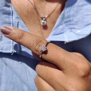 แหวนเพชรเลี้ยงในห้องปฏิบัติการ งานฝีมือ ดีไซน์วงเรียบขัดเงา ออกแบบมาสำหรับเจ้าสาวยุคใหม่และโอกาสพิเศษ จากประเทศอินเดีย - Product Image 4