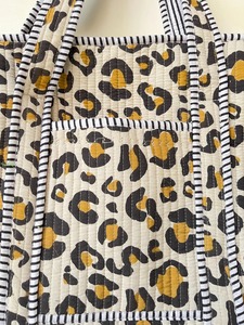 Sac de voyage en toile imprimé léopard, sac matelassé imprimé bohème indien, sac de voyage, sac à main fait à la main, grand sac de week-end, cadeau pour demoiselle d'honneur - Product Image 4