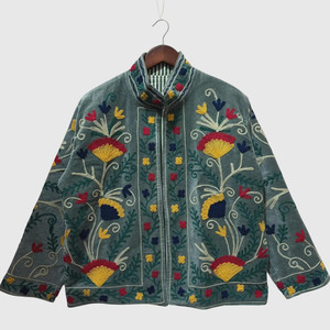 Veste en velours brodée à la main avec motif floral, col mandarin, manches longues, vêtement d'hiver pour adulte, style Prairie Chic, fermeture éclair - Product Image 1