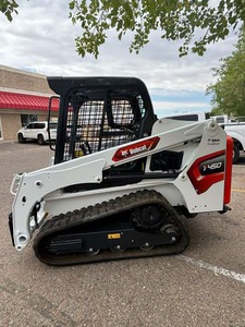 รถตักล้อยางขนาดเล็กมือสอง ยี่ห้อ BOBCAT พร้อมบุ้งกี๋ด้านหน้า เครื่องยนต์ดีเซล เหมาะสำหรับงานก่อสร้าง ฟาร์ม และขนย้ายวัสดุ - Product Image 2