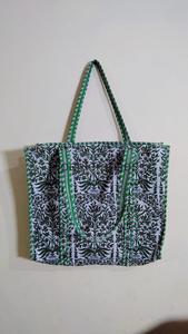 Sac fourre-tout en coton matelassé à motifs floraux pour femmes, accessoire de mode d'été avec une belle fleur imprimée, cadeau d'été pour elle - Product Image 4