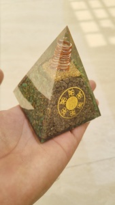 Nouvelle Arrivée Pyramide Agate Chakra Gemme Vertical Split Pyrite Vert Jade Orgone Argent Récupération Cristaux Gravure En Gros - Product Image 6