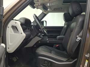 Land Rover Defender 110 SE AWD 2020 d'occasion, incroyablement parfait, faible kilométrage, en stock, proposé à un prix fantastique - Product Image 4