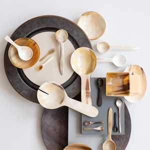 Bol de service en corne de buffle naturelle polie à la main avec artisan pour un style de table boisé au prix de gros par HF CRAFST - Product Image 6