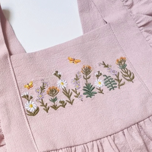 Vestido de lino suave bordado hecho a mano para niñas, estilo informal para el primer cumpleaños de niños pequeños, OEM hecho en Vietnam - Product Image 4