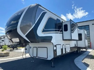 KE-Y-S-T-O-N-E A-L-P-I-N-E 3910RK 2025 USADO EN EXCELENTES CONDICIONES, ALTA CAPACIDAD DE ALOJAMIENTO, EN VENTA - Product Image 3