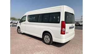 Hiace Van 2024 con Volante a la Izquierda, Caja de Cambios Automática, Motor de 6.1-8L de Aspiración Natural, Emisión Euro IV, Asientos de Cuero, Interior Oscuro - Product Image 4