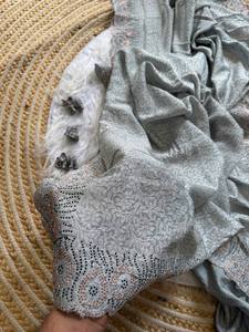 Sari de seda Vichitra suave y pesado de diseñador indio con hermosas impresiones digitales Trabajo y blusa de contraste de diseñador Estilo tradicional - Product Image 3