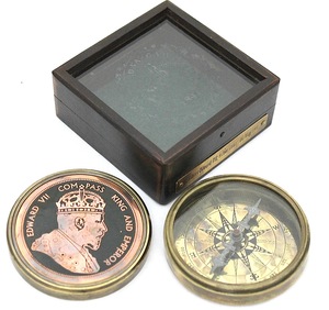 เข็มทิศทองเหลืองแท้สลักลายวินเทจ รุ่นคิงเอ็ดเวิร์ด ของบริษัท คิวจี เอ็นเตอร์ไพรส์ พร้อมกล่องไม้ ทนทาน ใช้สำหรับตั้งแคมป์ - Product Image 5