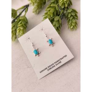 Pendientes Colgantes de Tortuga de Plata de Ley y Turquesa Navajo Kingman, Joyería Cultural Coleccionable Hecha a Mano por Artesanos - Product Image 4