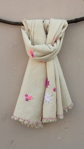 ผ้าพันคอผ้าปักฉลากสีขาวสำหรับการสั่งซื้อจำนวนมากและจำนวนสั่งซื้อขั้นต่ำน้อยนำเสนอโซลูชันการสร้างแบรนด์ตามสั่ง - Product Image 3