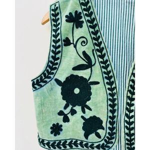 Gilet unisexe vert en velours brodé floral, style vintage, ouvert sur le devant, sans manches, 100 % coton écologique, col en V, vêtement d'extérieur fait main - Product Image 3