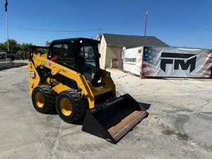 Chargeuse compacte sur chenilles CAT abordable avec moteur performant, disponible à la vente. - Product Image 4