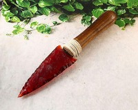 Magnifique manche de couteau portable haut de gamme de 8 pouces en obsidienne rouge à aura de titane, sculpté à la main et gravé, en forme de pointe de flèche, objet d'art et mascotte