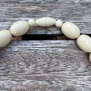 Collier en résine, accessoire de bijouterie audacieux et accrocheur pour les amateurs de mode moderne, haute qualité - Product Image 1