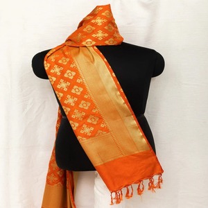 Dupatta de seda con estampado dorado de Banarasi hecha a mano para niñas con colores y patrón surtidos y accesorio elegante para cualquier ocasión - Product Image 4