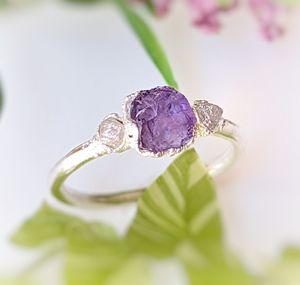 Anneaux galvanisés en cristal d'améthyste brute naturelle Pierres précieuses brutes d'améthyste originales Bagues en plaqué or Bijoux Bague minimaliste - Product Image 1