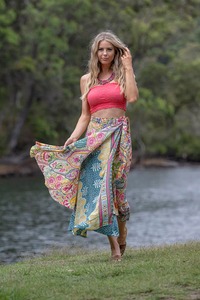 Dernier modèle de jupes longues en soie indienne Vente en gros Lot de jupes bohèmes maxi Jupes hippie Jupes sari en soie pour femmes - Product Image 2