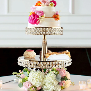 Soporte de pastel de metal de doble capa de latón AK en acabado dorado con soporte de pastel personalizado de cristal para decoración de hotel y restaurante - Product Image 3