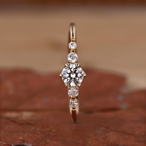 Anillo de Compromiso con Diamante Cultivado en Laboratorio, Corte Redondo y Delicado, Engastado en Garras, en Oro Amarillo para Mujer - Product Image 1