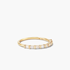 Anillo de media eternidad con diamantes baguette en oro amarillo, blanco o platino de 14k, chapado en rodio, con incrustaciones de piedras talladas. - Product Image 2