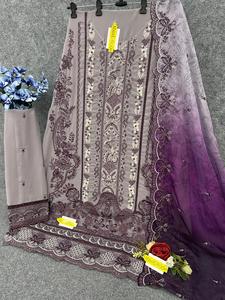 Traje pakistaní de alta demanda con texturas ricas en telas en capas para un uso lujoso a precio mayorista - Product Image 3