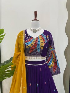 Juego de Lehenga Choli de imitación elegante de color púrpura con Bordado de hilo y lentejuelas y una Dupatta amarilla para fiestas de bodas - Product Image 2
