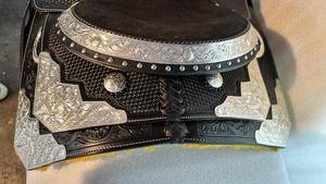 Silla de Montar Western Plateada Hecha a Mano, Duradera, Personalizada, de Cuero Premium con Adornos Plateados, Conchos, Profesional para Equitación - Product Image 4