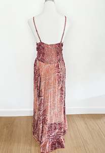 Robe de soirée longue en coton biologique de style bohème luxueux, vintage, à fleurs bleues, avec décorations de dentelle et boutons, sans manches - Product Image 2