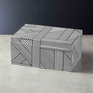 Caja de joyería cuadrada de resina con diseño floral y Mariposa Negra de calidad superior hecha a mano, producto de madera y bambú a la venta - Product Image 4