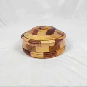 Plat à gratin vintage en bois fait main avec couvercle en acier inoxydable, écologique, vente en gros en vrac en provenance d'Inde au prix d'usine - Product Image 1