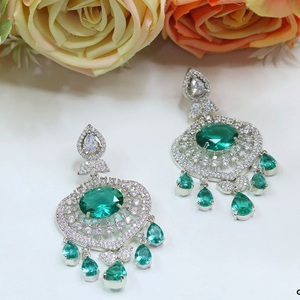 Pendientes clásicos de moda de calidad premium con piedras brillantes Busque accesorios de moda para fiestas con para mujeres y niñas - Product Image 1