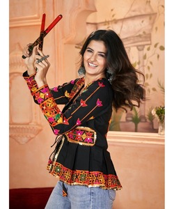 Tenue de soirée décontractée pour femme avec motifs brodés pakistanais Lehenga et jupe - Product Image 6