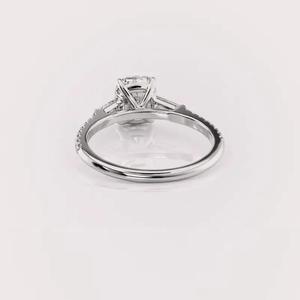 Bague de fiançailles avec diamant de laboratoire taille coussin et pierres latérales en or blanc/jaune et rose 18 carats - Product Image 3