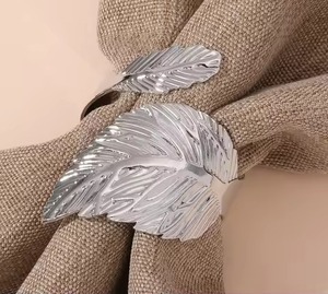 El servilletero de metal dorado pulido de primera calidad agrega elegancia contemporánea y brillo glamoroso a cualquier experiencia gastronómica - Product Image 5